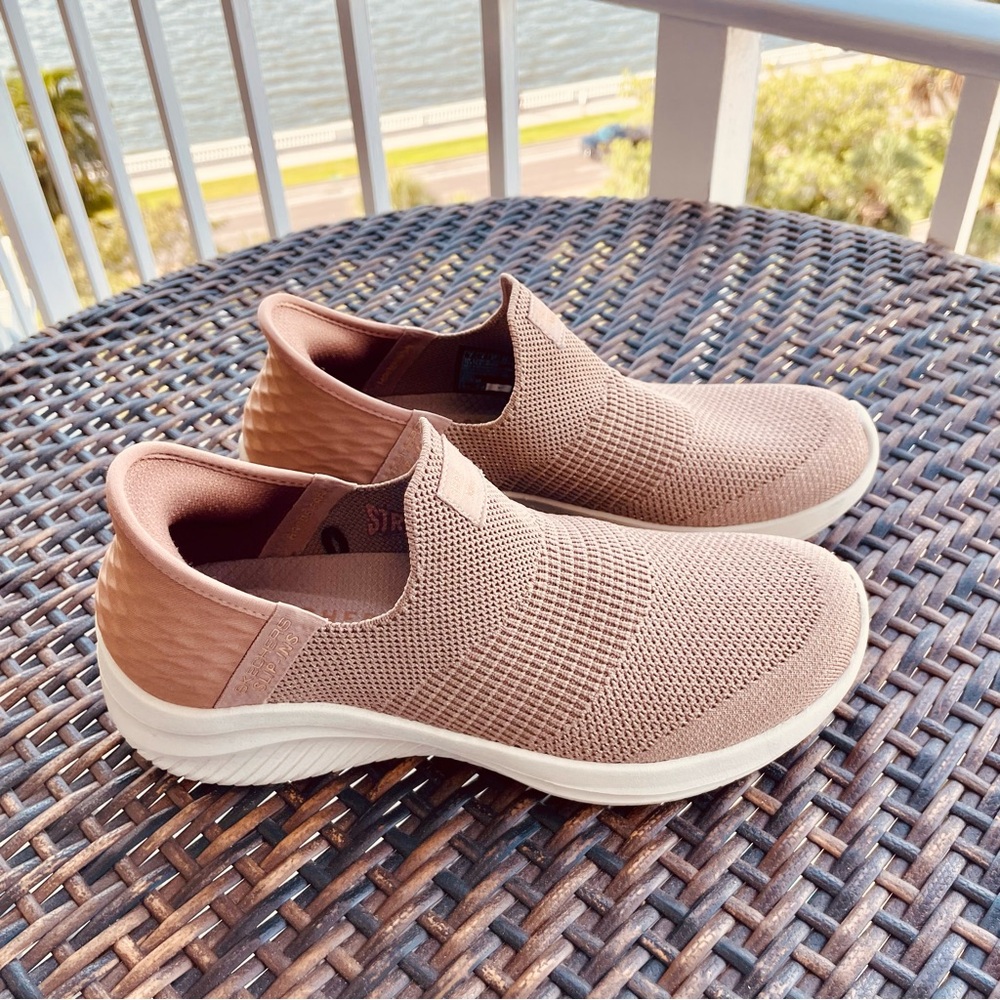 Martha Stewart x Sketchers Metallic Gold / Tan Slip-ins Ultra Flex Shoes